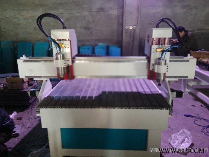 双独立头两批量生产木工雕刻机图2