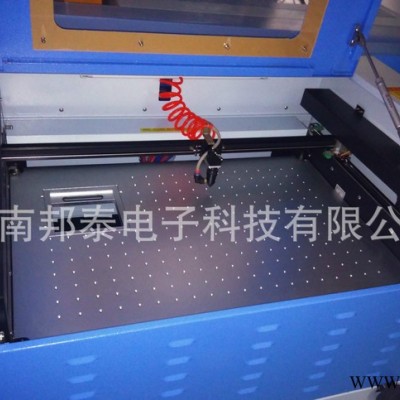工艺品雕刻机小型皮革激光雕刻机木材家具双色板激光雕刻机