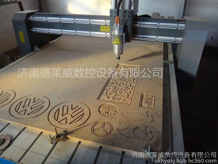 日照 的古典家具雕刻机厂家，中西式家具雕刻机操作方法，雕刻机可以雕刻机欧式家具图2