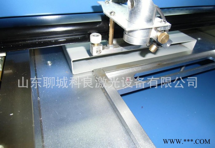 广告激光雕刻机 亚克力双色板标牌激光雕刻机 胸牌激光雕刻机图2