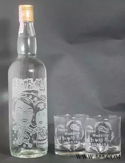 酒瓶激光雕刻机让酒瓶升级为艺术品 酒瓶私人订制加工设备  济南易雕YD-6090旋转轴激光雕刻机图4