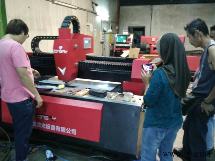 激光切管板一体切割机 通锐激光 TR-700W-3015光纤激光切割机采用龙门式双驱双控和齿轮齿条传动