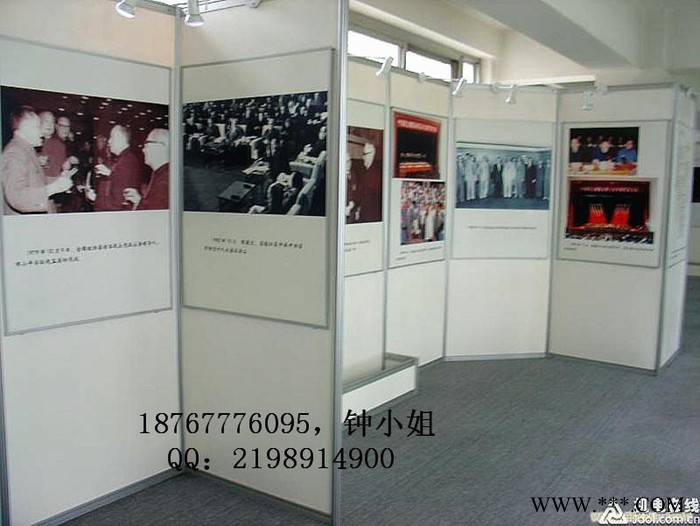 精彩展会就用华艺八棱柱展板 双面白色木塑板 一字摆放+铁板底座八棱柱书画屏风展板图2