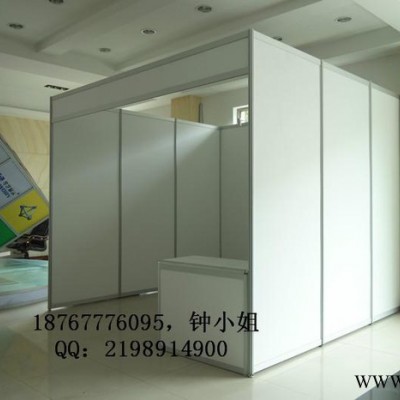 精彩展会就用华艺八棱柱展板 双面白色木塑板 一字摆放+铁板底座八棱柱书画屏风展板