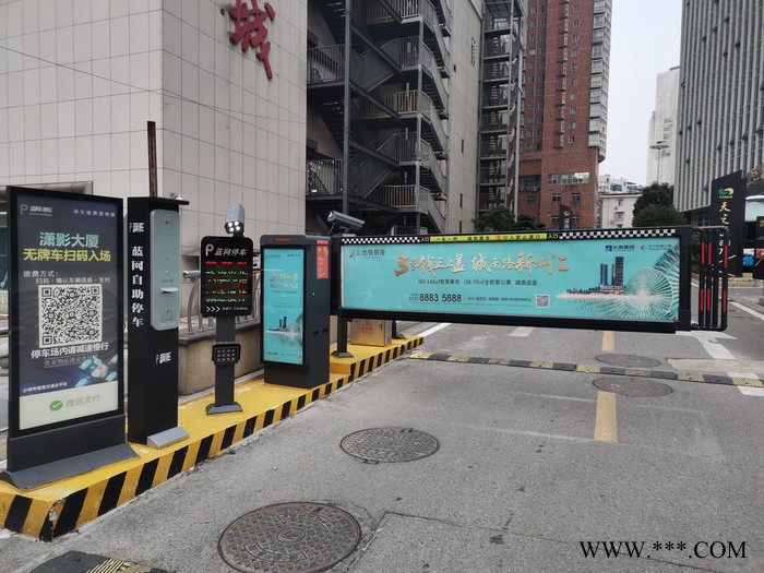 西安智能道闸厂家批发 奥特FD型灯箱道闸 板面铝型材 坚固耐用 适用于停车场 居民小区 物流园等需控制车辆进出的场所图4