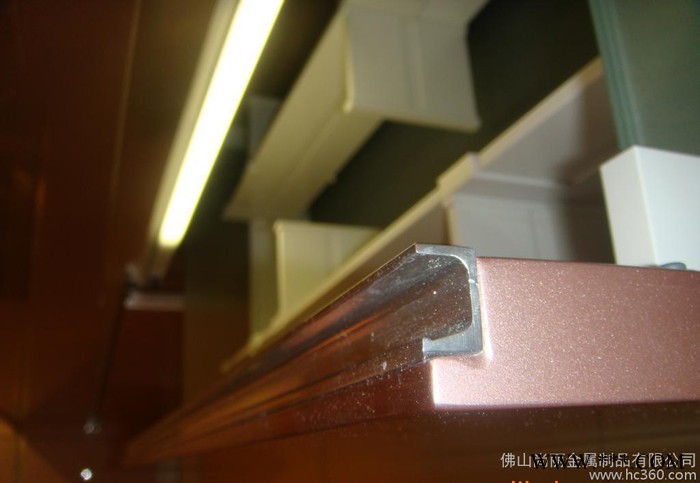 大量 橱柜拉手及铝型材等图1