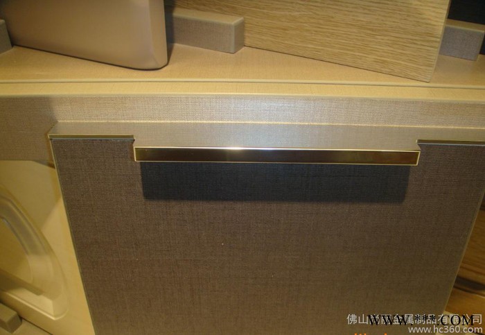 大量 橱柜拉手及铝型材等图2