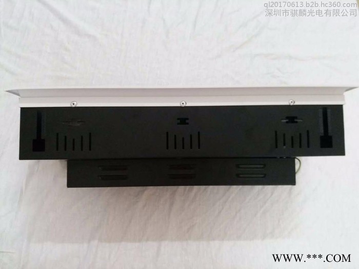 XQ1203 三头 格栅灯