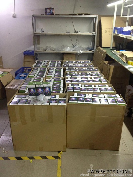 15 七彩旋转灯泡 迷你激光灯 飞碟灯 新款频闪灯 户外投光灯 小灯泡 帕灯 舞台灯图7