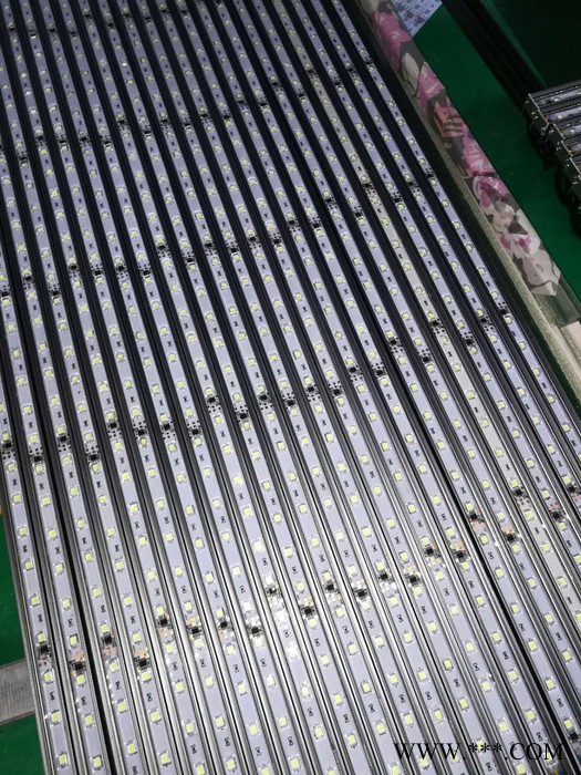 供应中山市圣逸照明科技有限公司旗下鑫易莱品牌型号SY-XTD12的12W金黄光 LED线条灯轮廓灯护栏灯洗墙灯线型灯