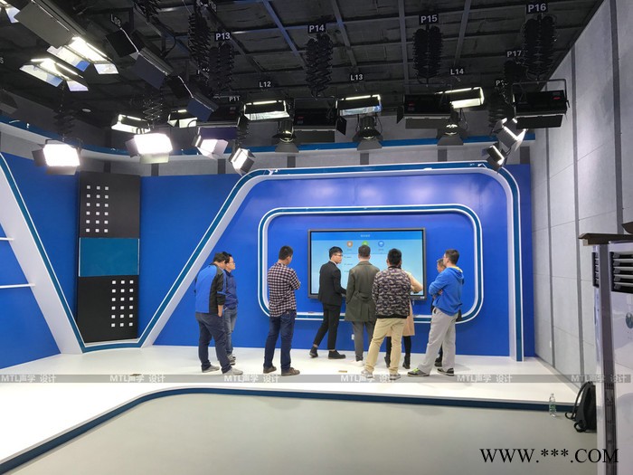 蒙特勒MTL融媒体中心演播厅声学装修置景蓝演播室LED数字聚光灯、演播室LED数字平板柔光灯、三基色冷光灯、聚光灯