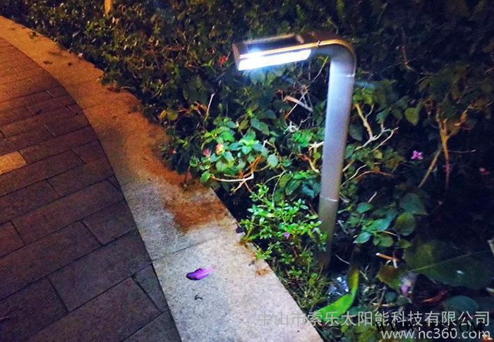 太阳能灯新款新型7字型塑料喷漆4LED插地灯花园灯草坪灯家用图2