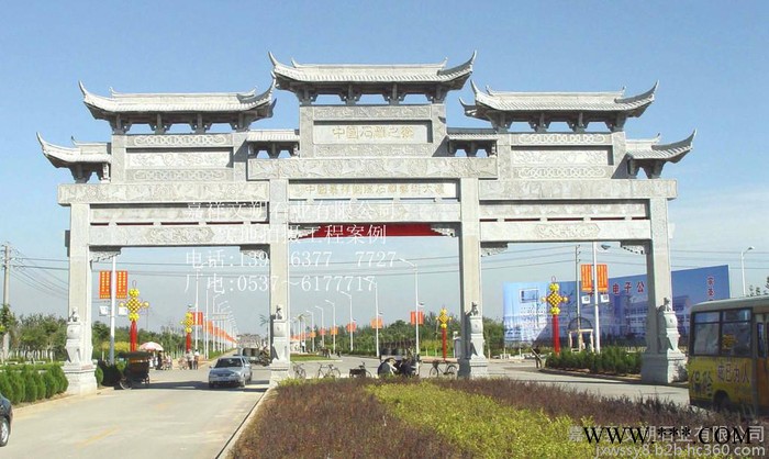 嘉祥文朔石雕厂直销 五门石牌坊 单门牌坊 公墓牌坊 墓地石牌坊 公园牌坊雕刻 石雕龙门 村庄路口石大门价格图3
