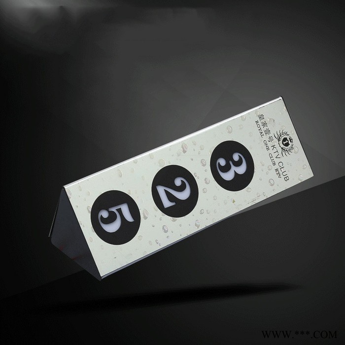 ** 三角形门牌定制 大气酒店三角形灯箱门牌 黄色灯光金色标识标牌
