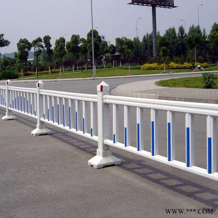 现货小区道路隔离栏 现货小区门口隔离护栏 现货小区门口广告牌护栏 松雯护栏制品 品质保证