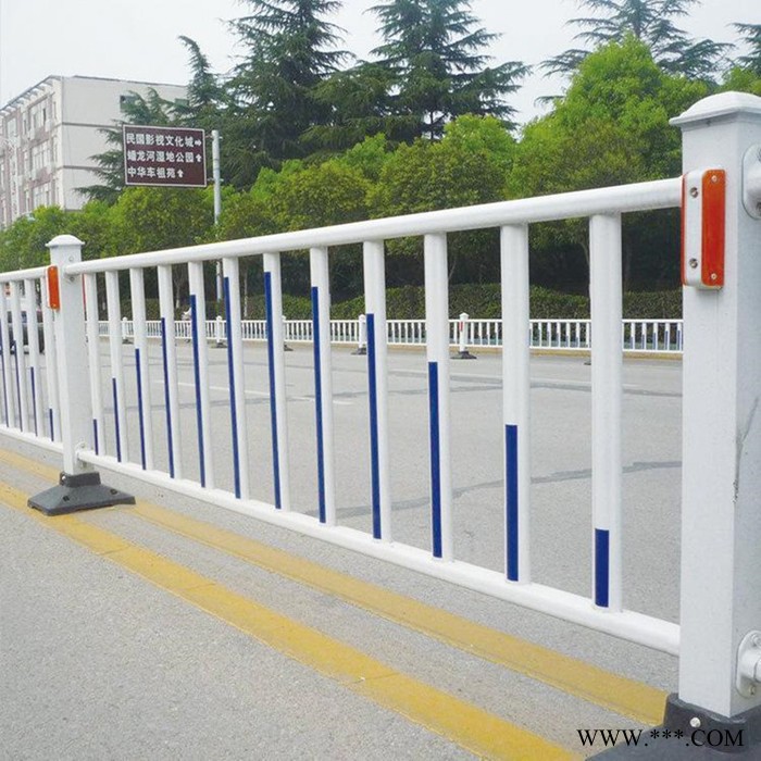 人车分流道路隔离栅 小区门口隔离栅广告牌 金色锌钢隔离栅价格 隔离栅生产厂家 松雯护栏制品 品质保证 杜绝偷工减料图3