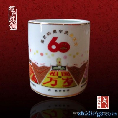 加书法的陶瓷笔筒定制 毕业礼品笔筒定做厂家