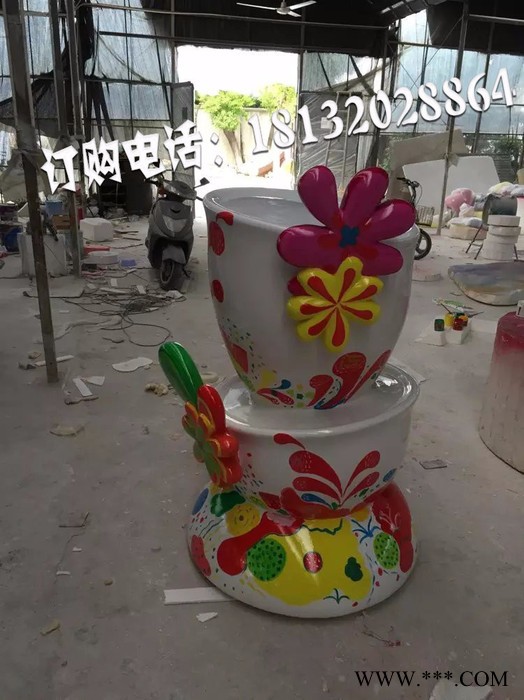 景观杯子雕塑玻璃钢彩绘雕塑图3