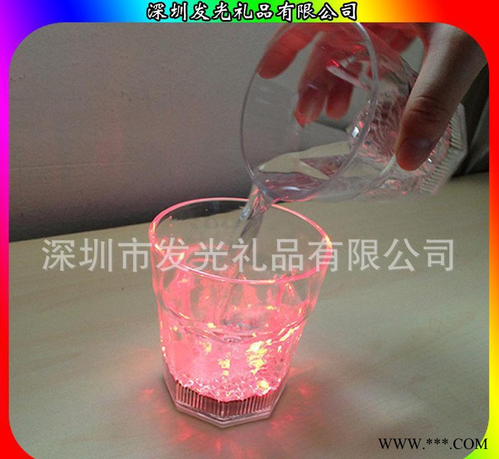 酒吧气氛道具用品 发光杯子 七彩闪光杯子 水感应酒杯子图2