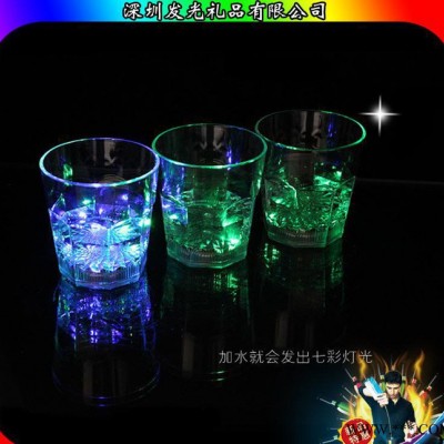 透明环保塑料礼品杯 倒水就亮 奇特时尚发光杯子 青岛 喜力广告杯