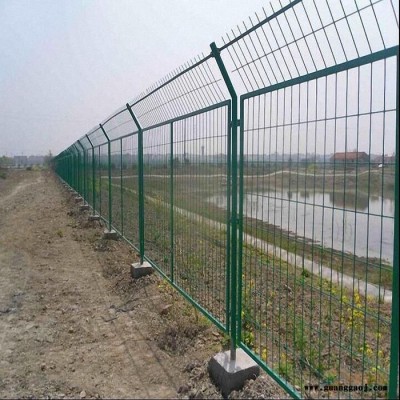 厂家长期供应 折弯隔离网 喷塑浸塑高速路隔离网 营口边框隔离网