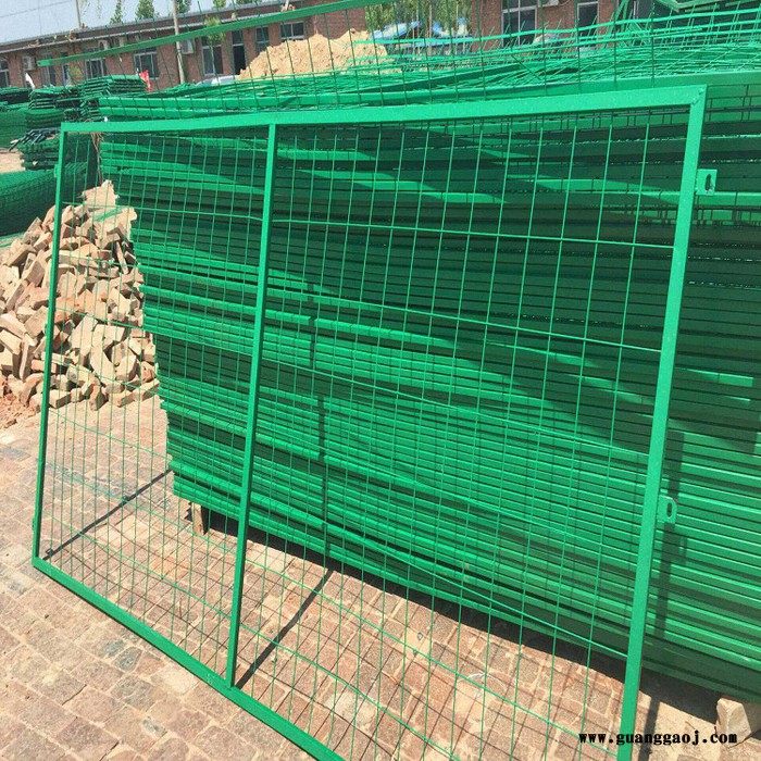 朋英厂家批发价**铁路围墙隔离网 整体浸塑铁路隔离网 铁路边框隔离网图8