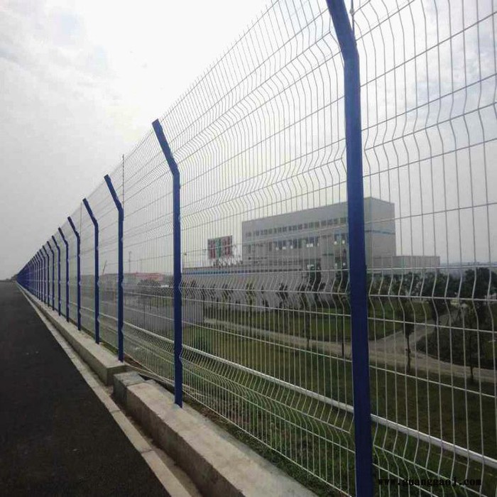 朋英 出厂价出售 小区桃形柱隔离网 道路俩边隔离网 防老化园林隔离网图4