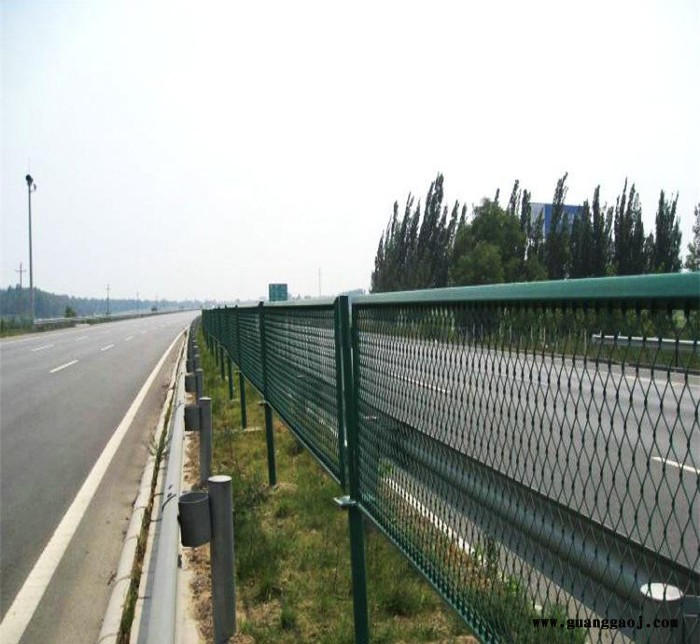振鼎 长期 厂家销售  高速公路中央钢板网 浸塑拉伸隔离网图2