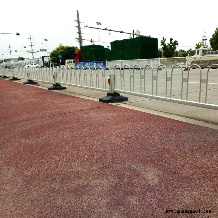 厂家供应 京式道路隔离栏 热镀锌道路隔离栏 道路栅条隔离栏图6