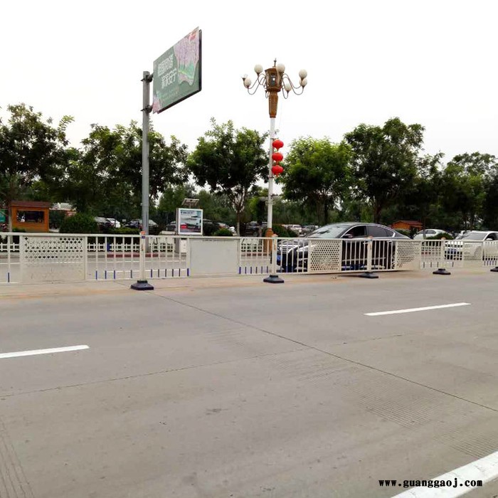 厂家供应 京式道路隔离栏 热镀锌道路隔离栏 道路栅条隔离栏图7