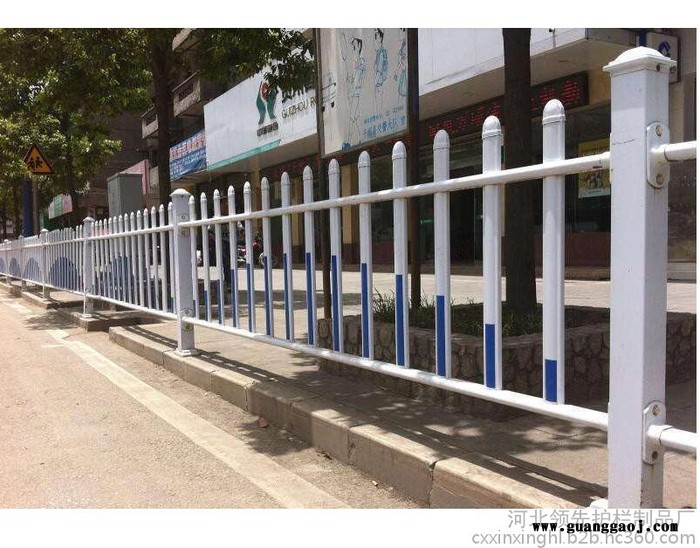 道路隔离栏 贵阳道路隔离栏 道路隔离栏厂家工程施工图5