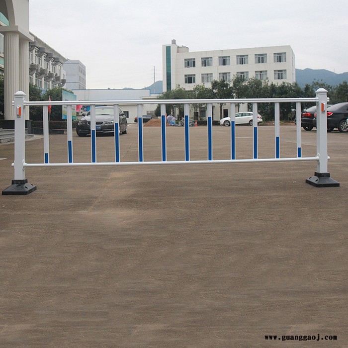 朋英 供应道路护栏市政隔离栏杆铝合金交通广告板围栏防 ** 贵州图2