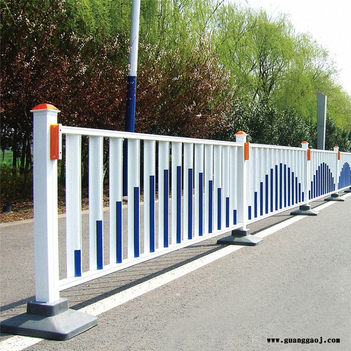 朋英 供应道路护栏市政隔离栏杆铝合金交通广告板围栏防 ** 贵州图1
