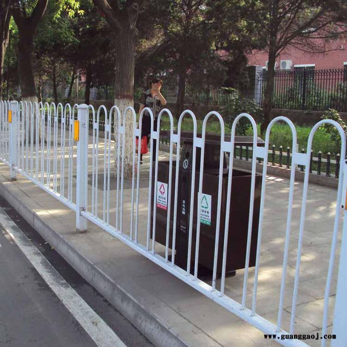 反光条道路护栏 京式护栏 公路隔离栏 镀锌喷塑临时隔离栏图2