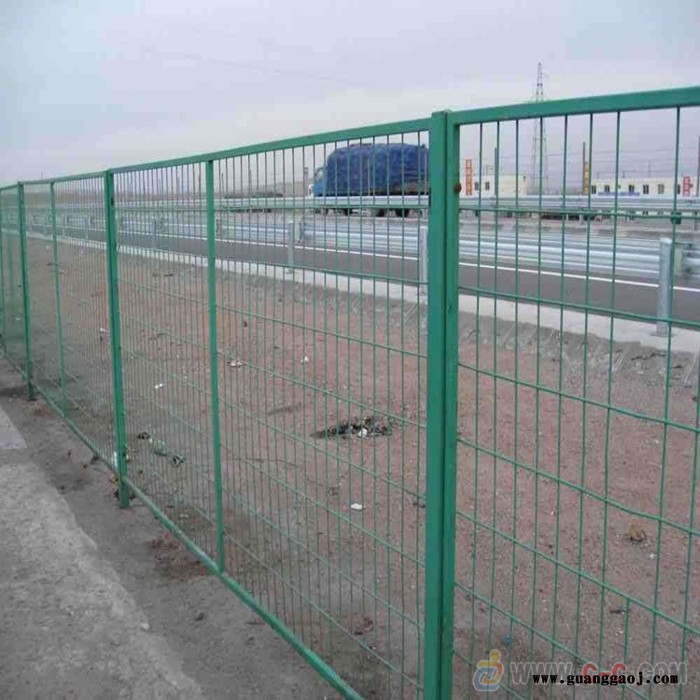 朋英 供应直销 场地框架隔离栏 绿色喷塑公路护栏 铁路围栏网图5