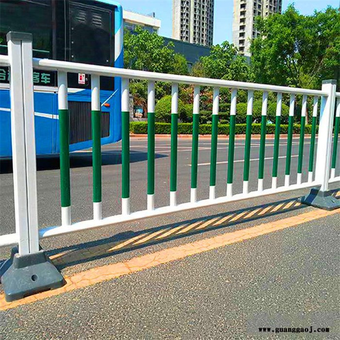现货供应马路边行人隔离栏道路防撞隔离栏机动车行驶市政护栏图2