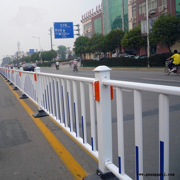 道路护栏 户外道路防护栅栏 城市道路隔离栏图3