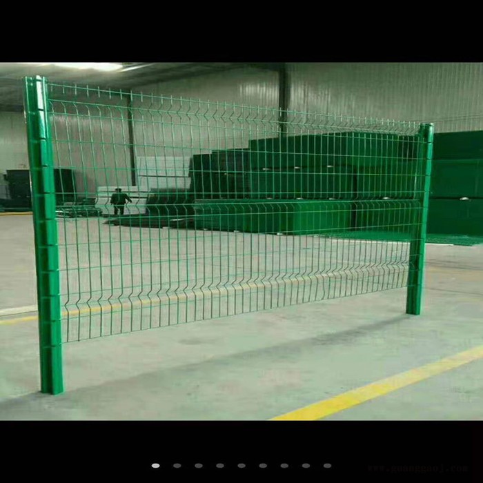 各种尺寸桃型柱护栏 体育围场隔离栏  三角折弯桃型柱隔离栏图6