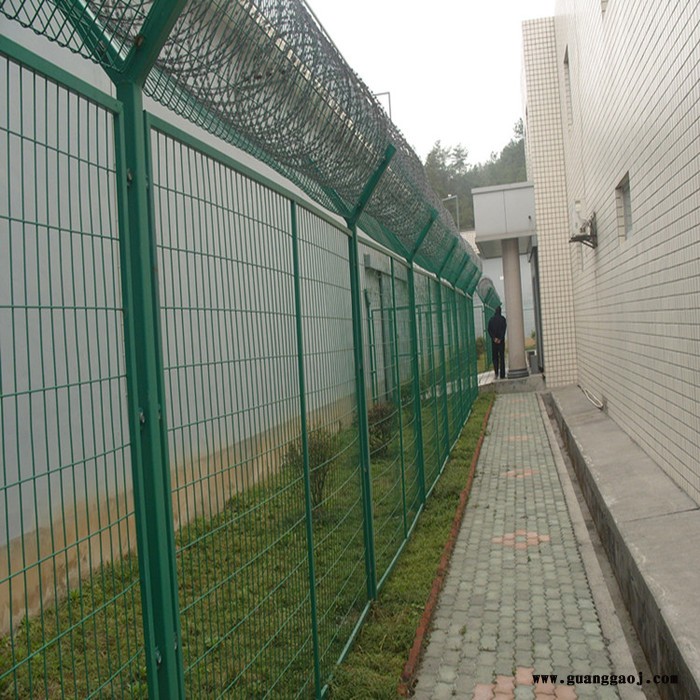 朋英 供应直销 监狱护栏网 监狱铁丝焊接防护栏 浸塑围墙隔离栏图3