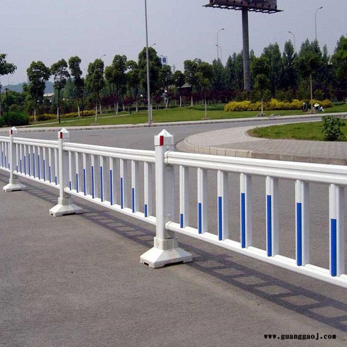 朋英 供应直销 道路防护栏 牢固实用交通中间隔离栏 热镀锌护栏网图2
