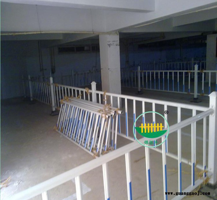 河南新乡护栏生产市政道路安全隔离护栏锌钢栏杆道路隔离栏杆图2