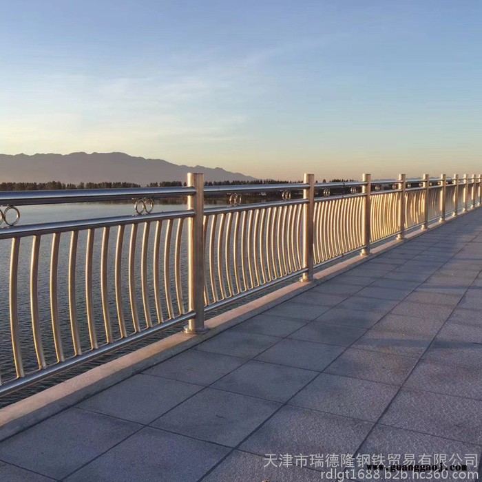 马路中间304不锈钢隔离栏 桥梁河道灯光隔离栏 静电喷涂桥梁栏杆 规范 天津瑞德隆图4