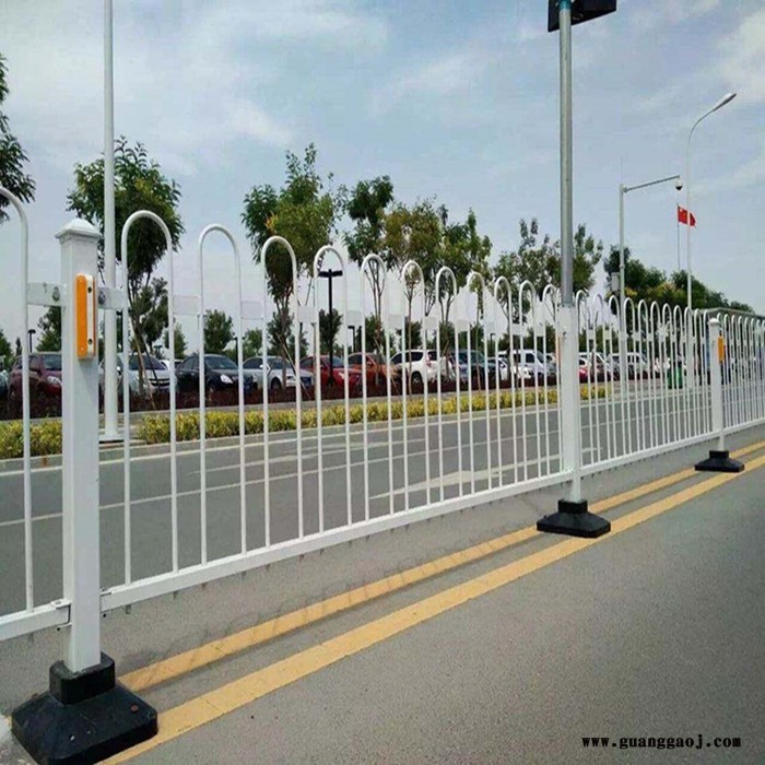 朋英 厂家销售 城市道路镀锌管护栏网 公路护栏批发 交通隔离栏 市政防撞栏图4