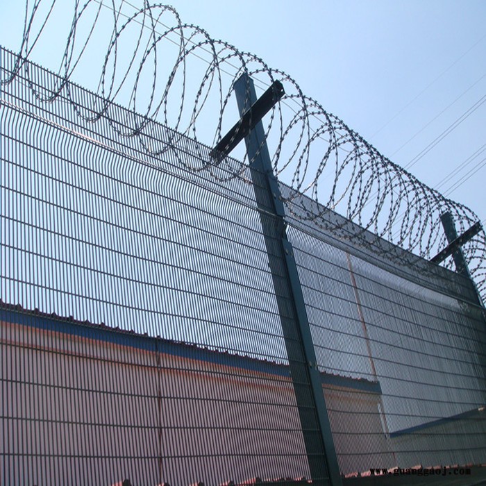 朋英 厂家供应 机场护栏网 机场围栏网 铁丝浸塑围墙隔离栏图5
