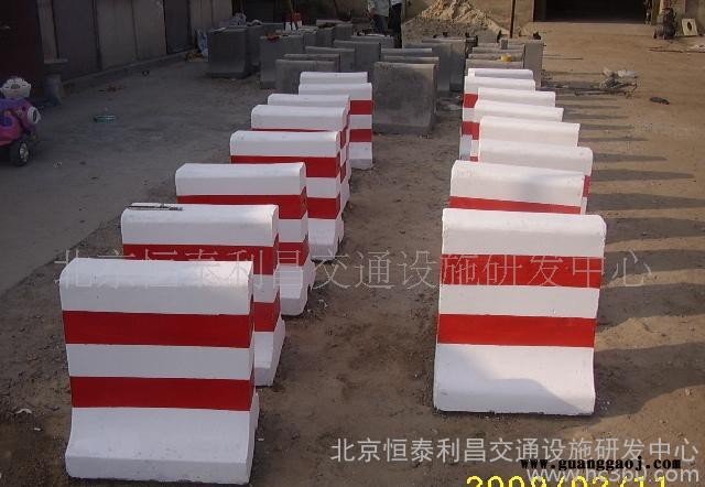 低价供应停车场 公路水泥红白黄黑隔离墩 防护墩 防撞墩 路障图3