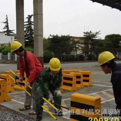 供应道路交通安全专用防护水泥隔离墩 防撞墩 交通隔离墩