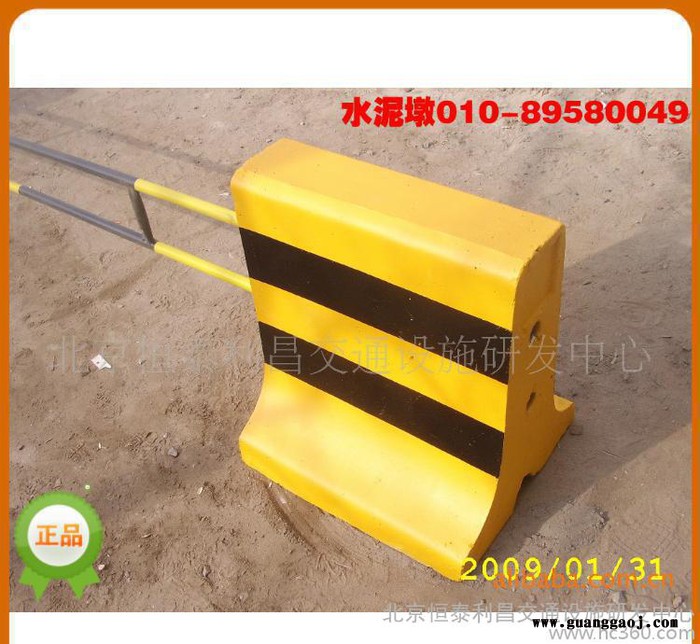 供应道路交通安全专用防护水泥隔离墩 防撞墩 交通隔离墩图3