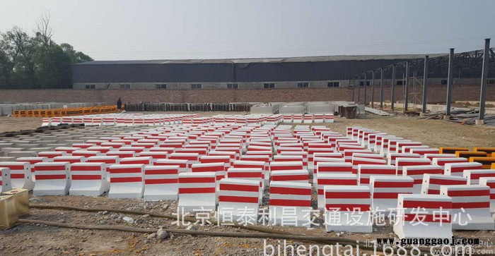 北京地区市政道路交通设施专用水泥隔离墩大量现货图2