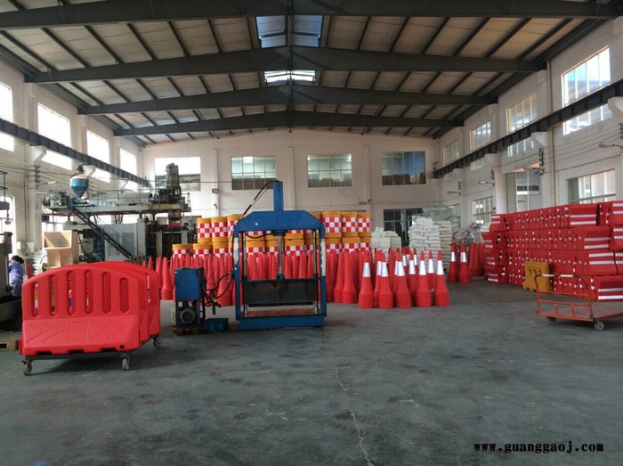 新款小水马 塑料水马隔离墩 交通防撞隔离墩围栏 停车场隔离墩图3