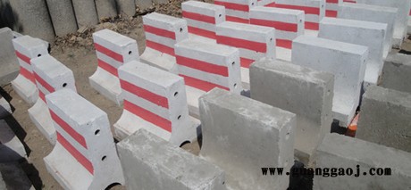 菏泽水泥隔离墩价格，水泥隔离墩厂家，防撞墩尺寸，图片——值得信赖图7